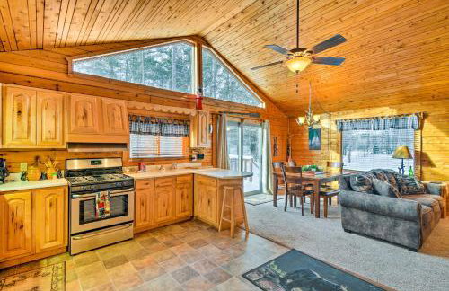 Cozy Manistique Cabin with Deck, Grill and Fire Pit! - Foto 2