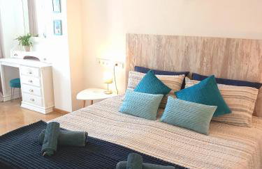 2 bedroom, Sea Front Complex w Pool and private garden - Foto 2