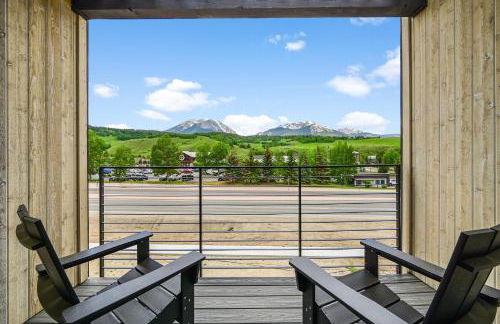 4-Season Modern Mountain Penthouse with Private Hot Tub & Scenic Views - Foto 18