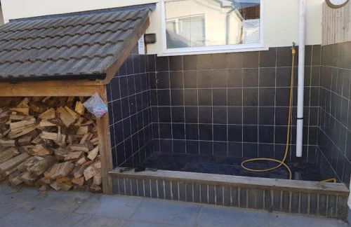 Gethin Lodge cosy Holiday cottage Near BPW with secure double garage with cctv sleeps up to 6 guests - Photo 16