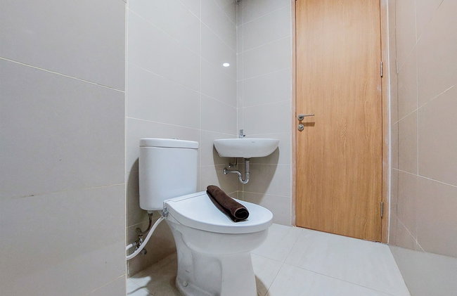 Homey And Comfort Studio Apartment At B Residence - Foto 7