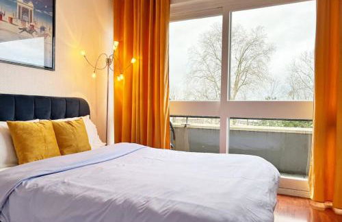 Sunny Flat, parking & RER C and H - Foto 11