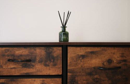 LUXURY 4 Bedroom 4 Ensuite Home in Penarth (Pool Table Games Room & BBQ Garden) with Sea Views - Photo 48