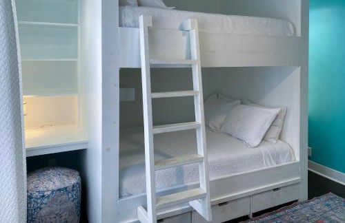 Charming home with pool, enclosed yard, patio & great Woodlawn Lake location - Foto 7