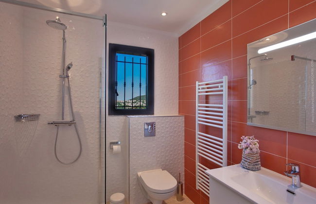 Superb Villa With Pool and sea View - Photo 22