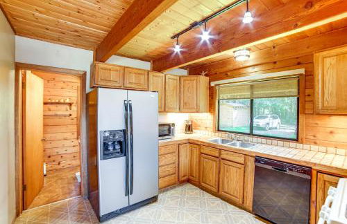Hot Tub, 1 Mi to Beach 12-Acre Fort Bragg Cabin! - Foto 8