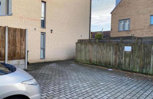 Homely, Cosy & Contemporary 4 BDR house with Garden & Parking 5 mins drive to Addenbrookes & Papworth hospitals & Bio Medical campus - Foto 32