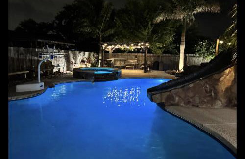 Backyard Oasis in Brownsville! - Photo 1