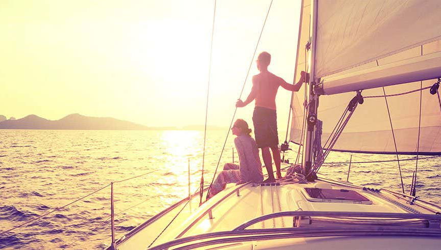 Balade en voilier au coucher de soleil à Fornells