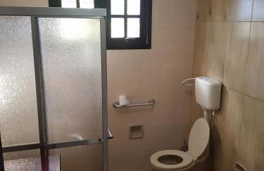 CASA COMPLETA, CENTRO, 4 Qtos, Wi-Fi, 130m quadrados, 4 Camas Casal, Churrasqueira e Apetrechos, Vasto Quintal e Varanda nos Fundos, 2 Banheiros, 9 Pessoas, Área Frontal, Garagem Coberta, Estacionamento Interno 2 Carros, Fogão a Lenha - Foto 21