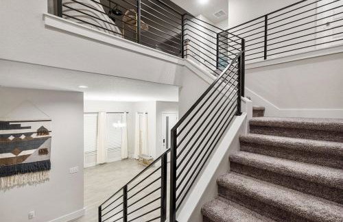 Luxe Modern 4B House with Office 20 min to DT - Foto 39