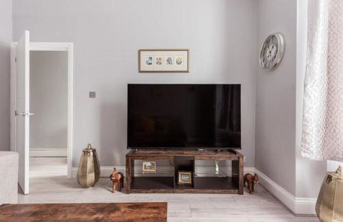 4 bedroom house, 2 Min Walk From Station - Photo 14