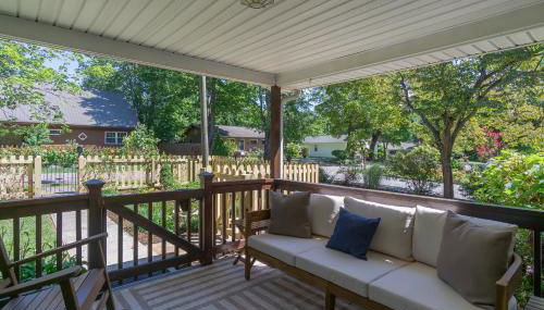 Charming Pet-Friendly Cottage Walkable to Town! - Foto 3