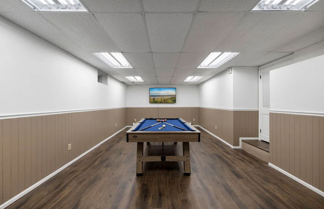 Cozy Fall Home With 4BR and Fireplace - Photo 2