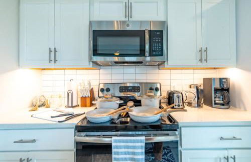 RiverWalk PentHouse Oasis w/Free Parking Gym Pool - Photo 30