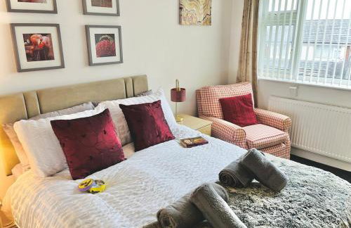 Lovely 4-bed home sleeps 8 Nr Bolton Stadium & M61 - Photo 4