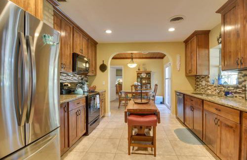 Riverfront Getaway with Hot Tub and Game Room! - Foto 9