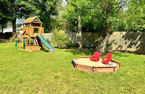 Cozy Family-Friendly home w/ fenced-in backyard - Foto 11