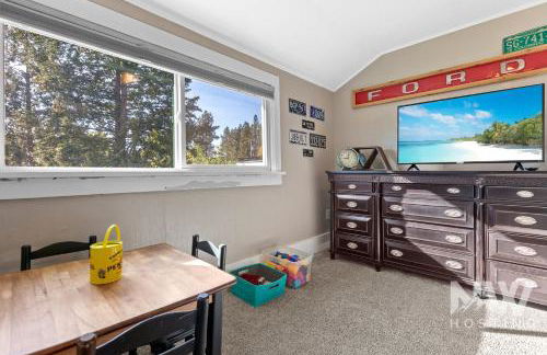 Cozy Farmhouse w Treehouse Fire Pit 1 Mile to Beach Close to Skiing Adventures 1226 - Foto 29