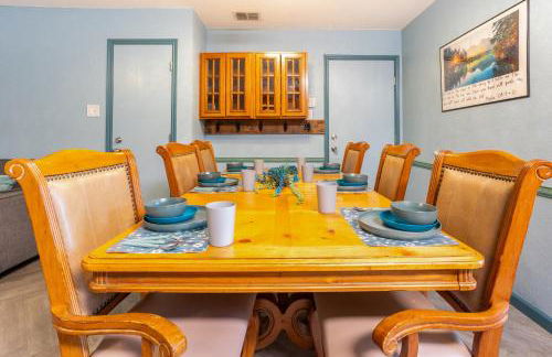 Ultimate Game Room Oasis for 12 - Private Patio - BBQ - 2 Kings - 6 TVs - Full-Body Massage Chair - Foto 23