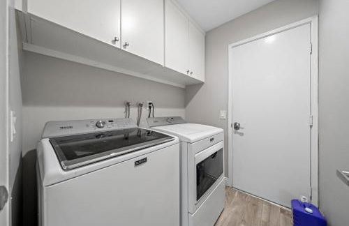 Entire Private Home with 3 Bedrooms 2 Bathrooms, Gated Yard, Garage, Hot Tub, 4-Beds, Golf, Mira Mesa, Available Now - Photo 22