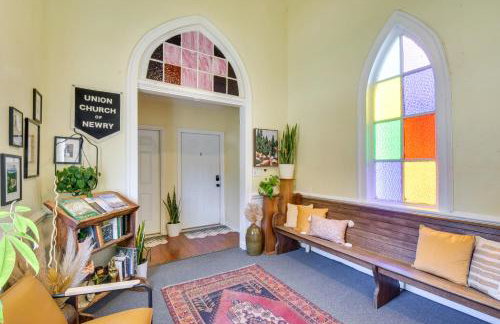 Newry Retreat in Converted Church with Shared Patio! - Foto 17