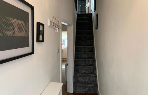 Beautifully Styled 2BR Home with Garden - Foto 18