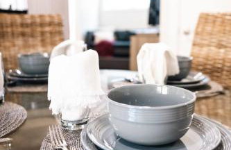 Quiet Creekside Walk to Downtown - Foto 38