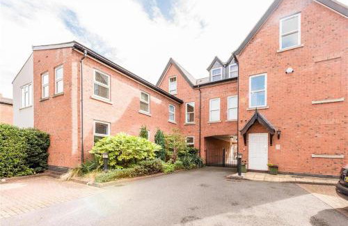 Spacious 3 bed Apt with parking near Harborne High Street - Photo 1