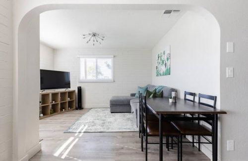 Spacious 2BR Condo, Steps to Downtown Gilbert, King Bed & Laundry - Foto 7