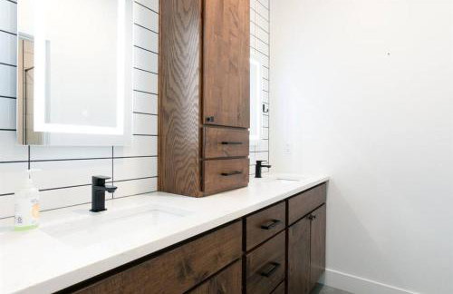 38-Acres of Luxury: 9BR, Indoor Pool, Gym, Near ND - Foto 47