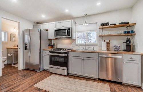 Baby Blue Cottage Downtown Hot Tub BBQ Fire Pit - Foto 16