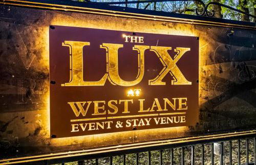 The LUX at West Event & Stay, Pool, Golf & Pickle - Foto 8
