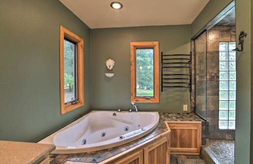 Spacious Lakefront Home with Patio and Boat Dock! - Foto 16