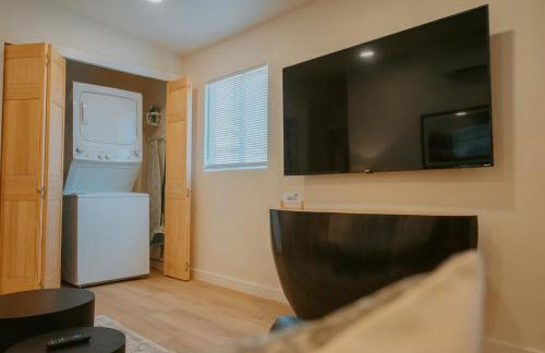 Sage Suite at ArnoTriplex! Private Hot Tub-Close to Downtown-Pet Friendly-No Pet Fee! - Photo 13