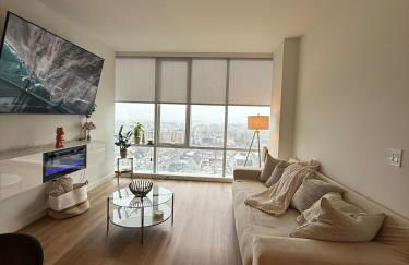 Luxury 1BR w Stunning Floor-to-Ceiling Water Views - Foto 8