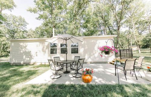 Charming Cabin in the Woods - Peaceful Glamping Spot near Owensville, Missouri - Foto 11