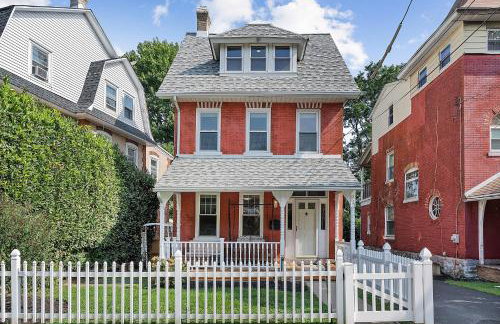 Main Line Manor 3BR with King Beds & Patio & Backyard - Foto 3