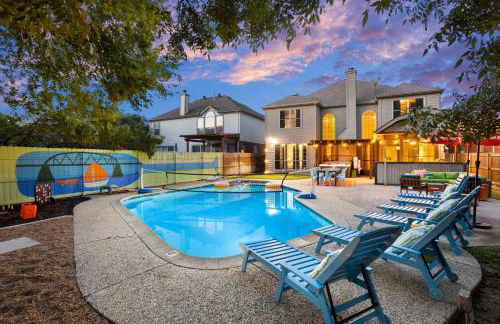 Resort Style Backyard Pool Pickleball Court - Foto 60