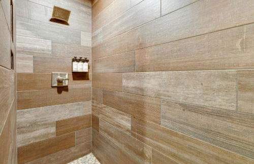 Riverside Galena Hideaway with Grills and Picnic Area - Foto 12