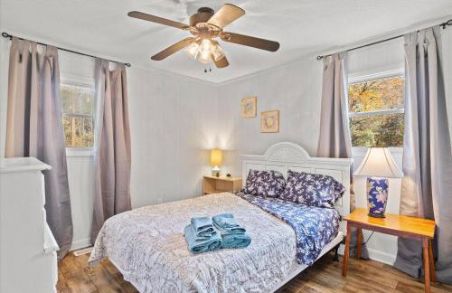 Beachy Getaway - Cozy and Secluded Lodge Home - Foto 1