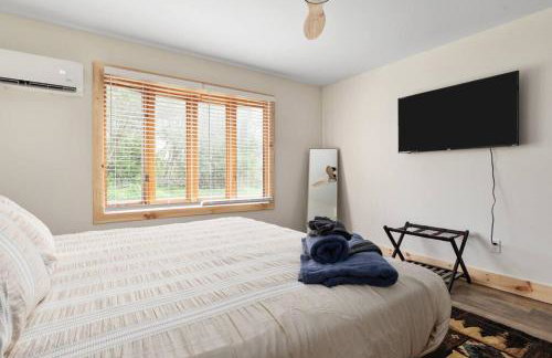 Pondview 4BR Cabin-Walk to Caverns, Hot Tub, Wi-Fi - Foto 20