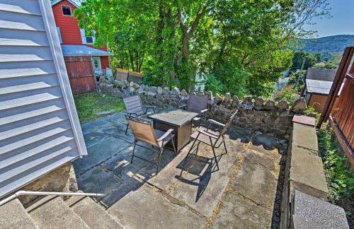 Updated Home with Patio Half Mile to West Point - Foto 23