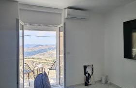 Modern Hillside Retreat with Panoramic Views - Foto 17