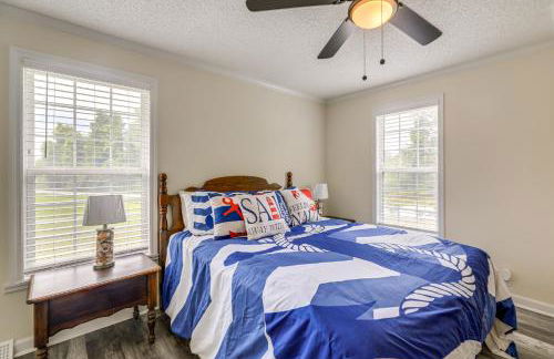 7 Mi to Beach! Sneads Ferry Family Home with Hot Tub - Foto 23