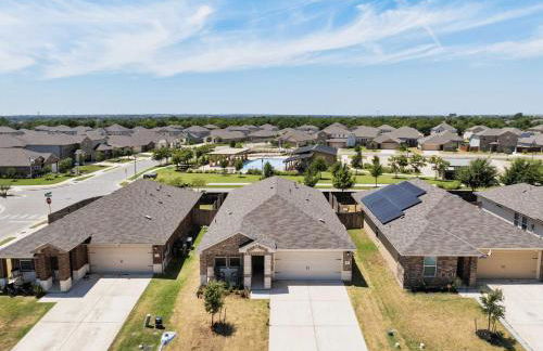 Charming 4BR Home w Spacious Backyard in Hutto - Foto 49