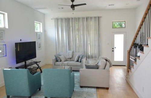 Tranquil Downtown Escape with Backyard - Photo 31