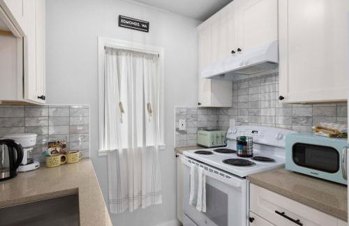 Downtown location Near the Beach Dog Friendly - Photo 11