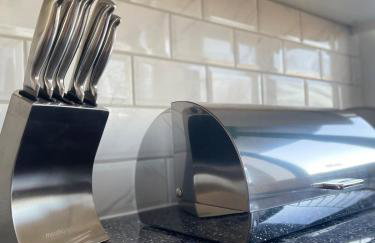 The Felix Apartments - 1 Bedroom - WIFI - FREE Parking - Photo 6