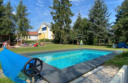 helle Ferienwohnung in Architektenhaus mit Garten und Pool - Foto 1